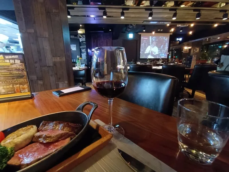 台北 市政府站 艾朋牛排餐酒館