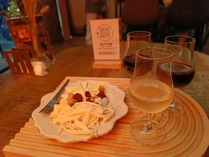 台北 松山區 HALF CUP 紅白酒吧